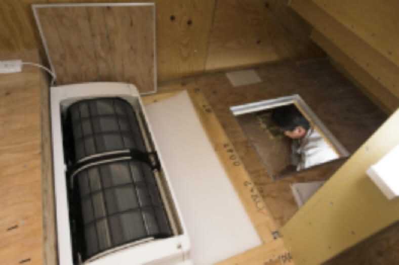 階段室下の冬用エアコン(6畳用)