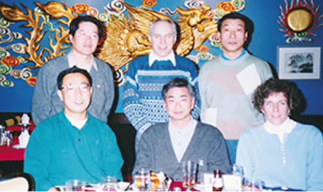 旭化成の研究者と海外メーカーの研究者との会食の様子