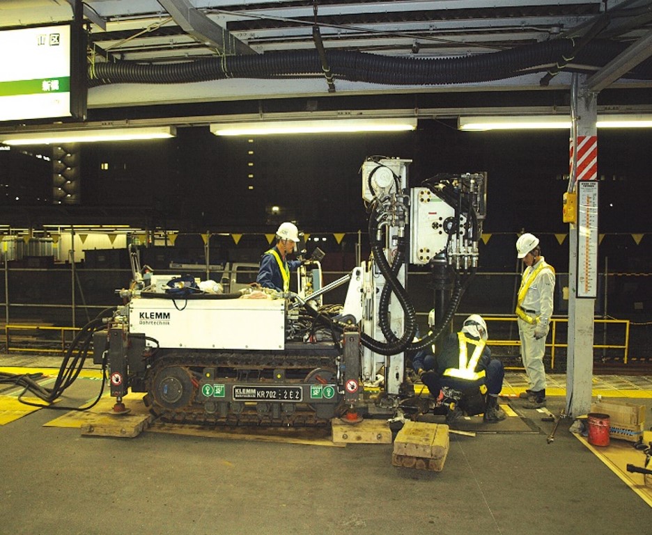 ホーム上での施工の様子