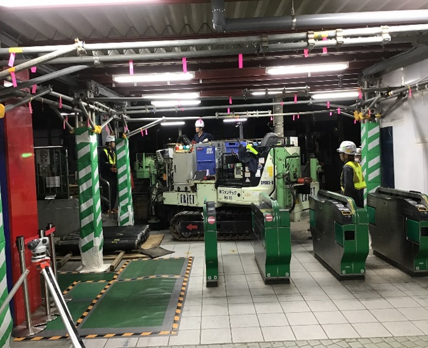 施工機械搬入時の様子（改札）