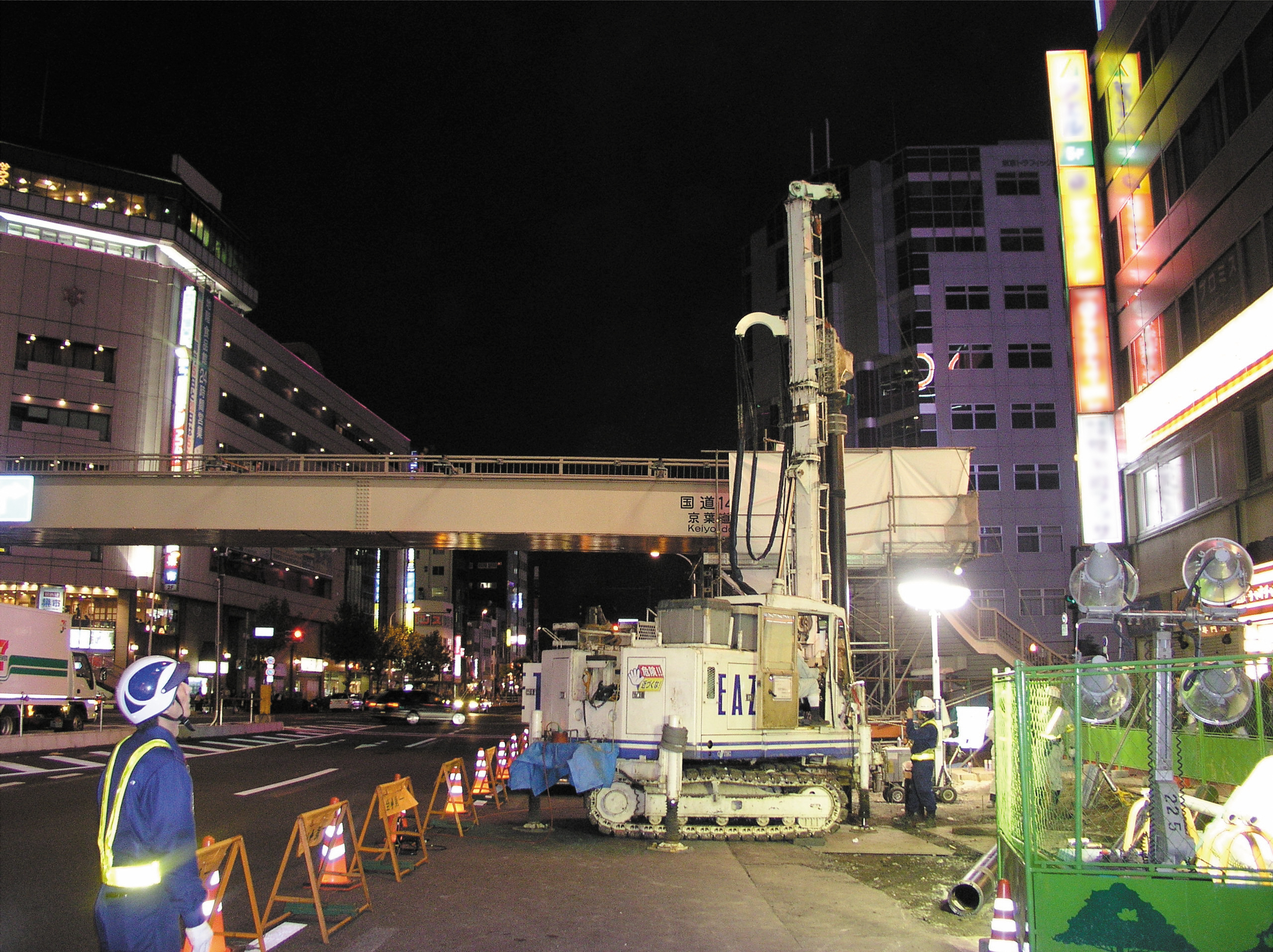 歩道橋基礎工事（狭隘地、夜間施工）